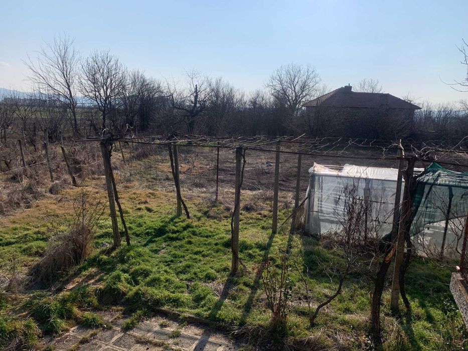 ДВУЕТАЖНА КЪЩА с двор с. Марино поле