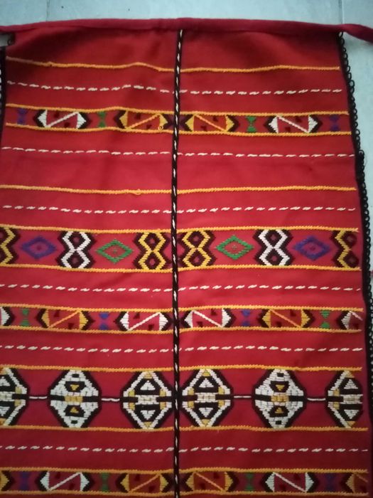 Женска народна носия-престилка и пищимал.