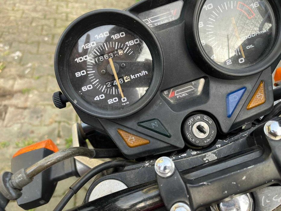 Motocicleta Xanthus ZR400