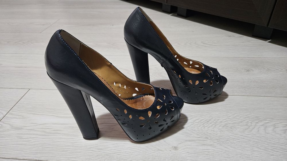 Pantofi piele decupati