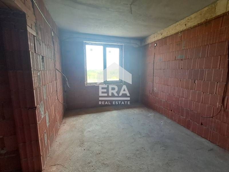 Едноетажна новопостроена къща за продажба, с три спални и двор, в с. Г