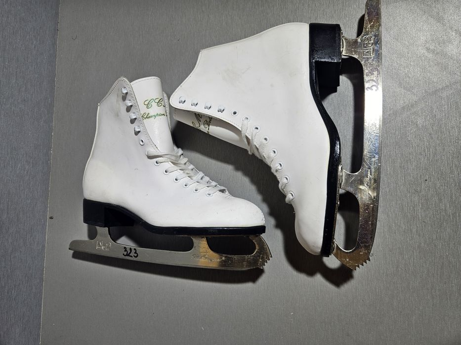 Patine 323 gheata patinaj artistic CCM  marime  39-40  (26    cm lungime interioara).