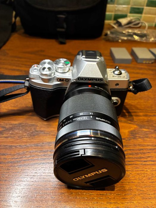 Set foto mirrorless Olympus OM-D E-M10 Mark III cu obiectiv 14-150mm