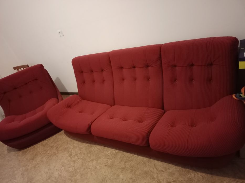 Продам стол письменно компьютерный и стол для кухни