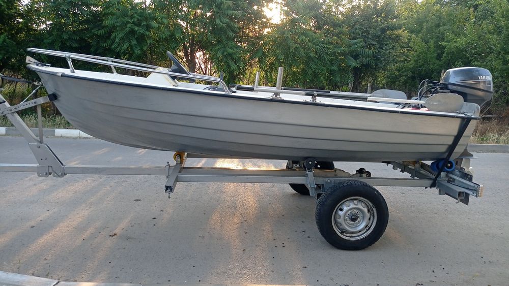 Лодка с колесар и двигател