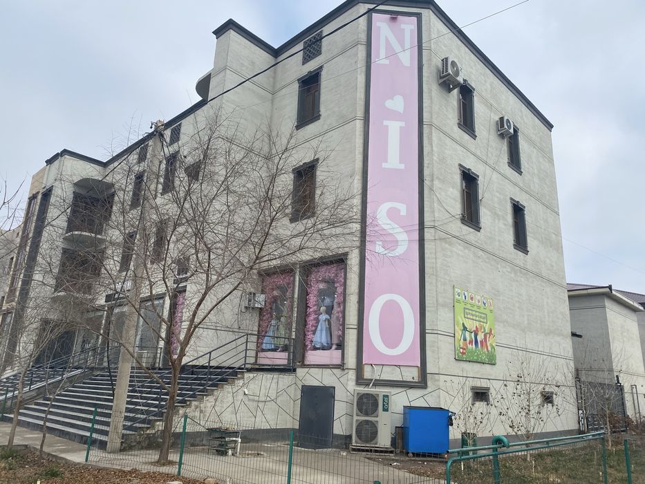 Urganch Shahrida Ray Sentir bozor yonida 80 kv garaj Arendaga bariladi