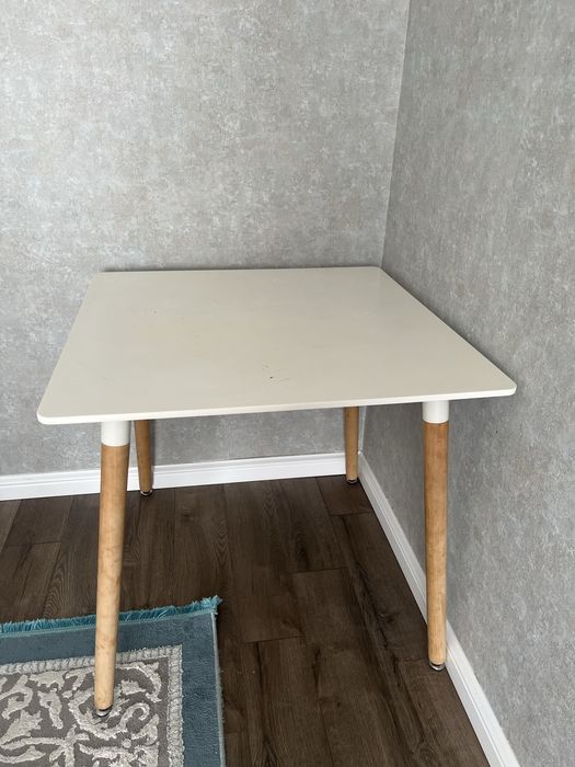 Продам стол белый