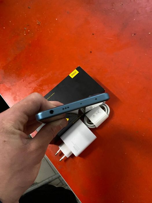 POCO F5.  12+4 ROM 256 GB 

S