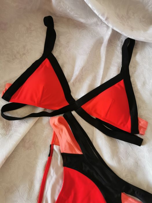 Горнище на бански червено и черно