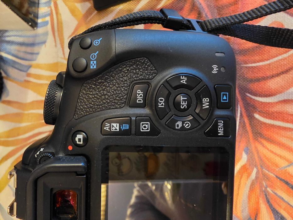 Фотоапарат Canon EOS 2000D + 2 обектива