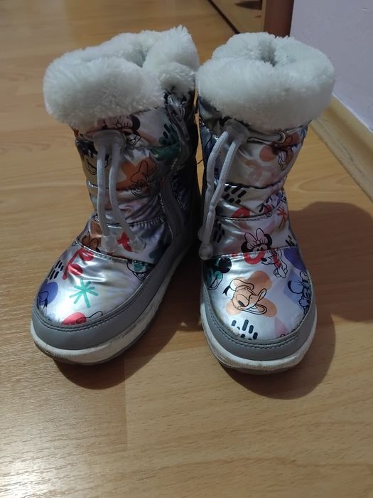 Продавам сладки детски апрески Disney