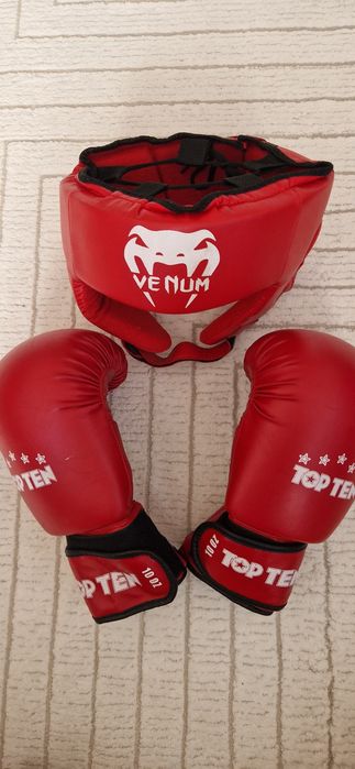 Перчатки и шлем.