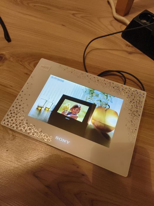 Дигитална фоторамка, украсена с камъни Swarovski