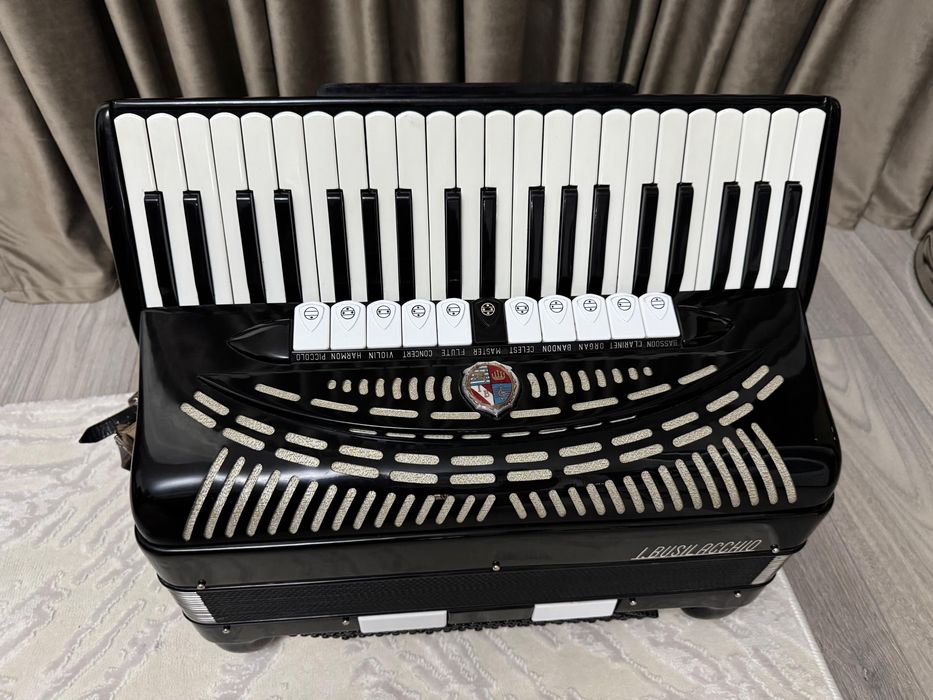 Acordeon italian I. Busilacchio, 120 bași,clape piano, profesional