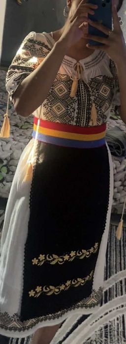 Vând costum popular