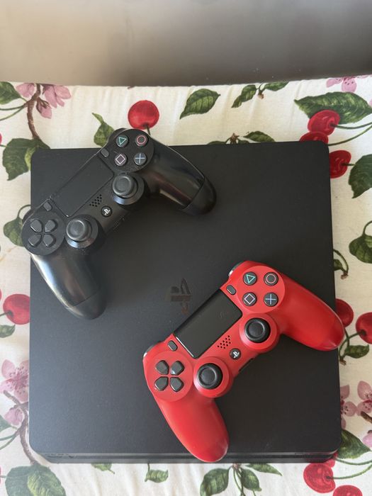 PS4 Slim 1 TB cu 2 Controller Originale perfect functionale cu cabluriile aferente