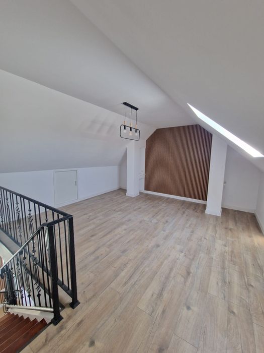 Apartament nou 62 mp, curte comună, zonă centrală Giarmata, mansardă dormitor, bucatarie open space și baie modernă