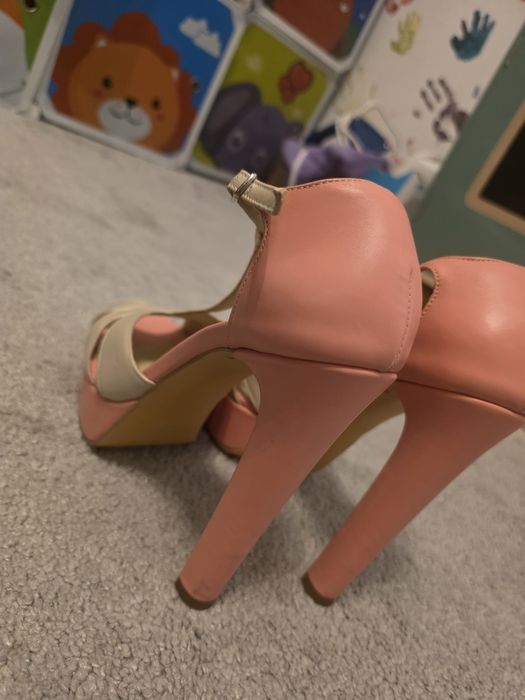 Vand sandale superbe  din piele naturala  marimea 37 purtate o singura data