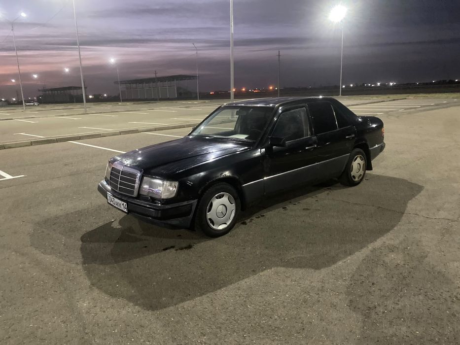Mercedes-Benz E-Class в кузове W124.