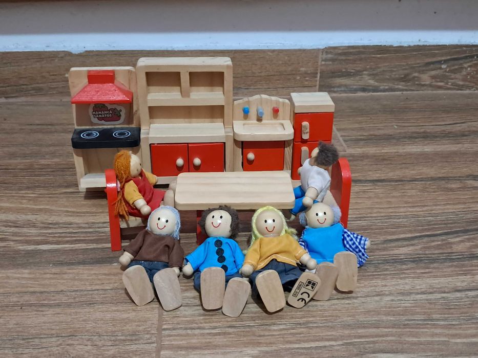 casa de papusi din lemn si plastic cu papusi si mobila
