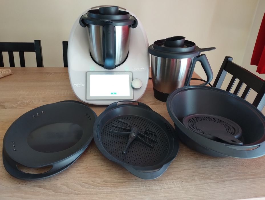 Thermomix cu două boluri și doi fluturi.