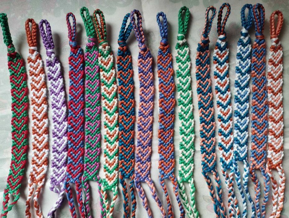 Комплект от три ръчно плетени гривни по избор