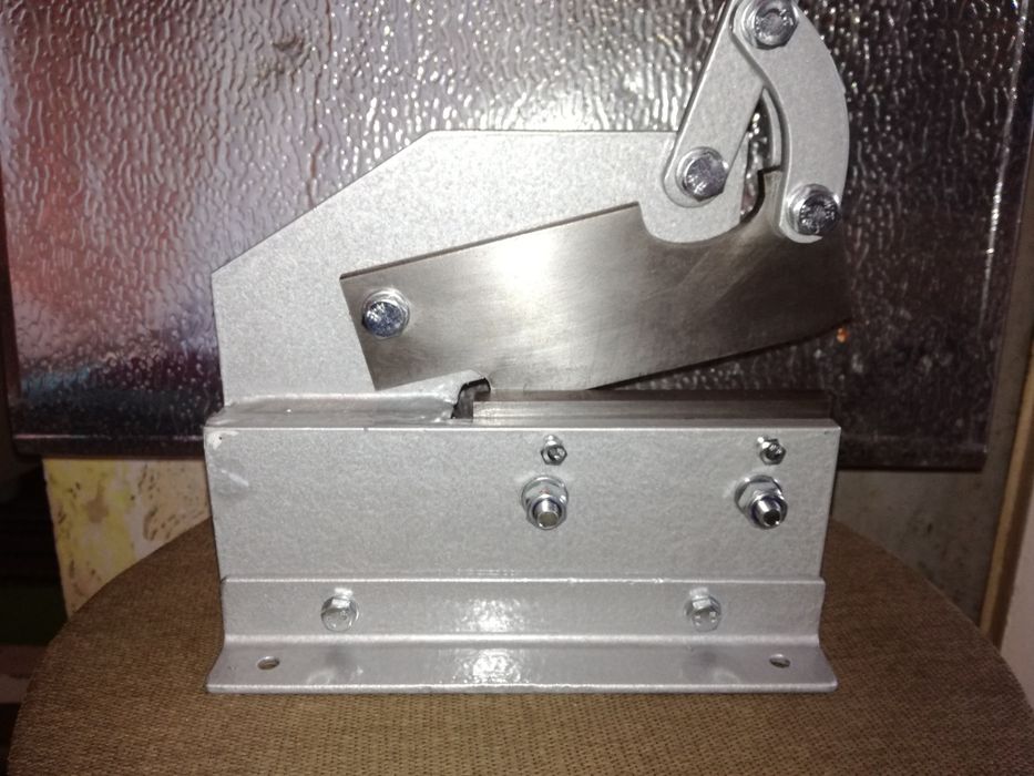 Гилотина-ножица за ламарина