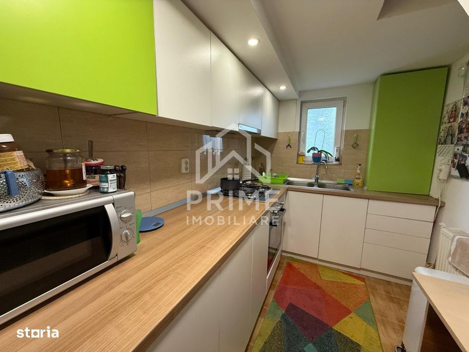 Apartament de vanzare cu 3 camere, scara interioara si curte privata -