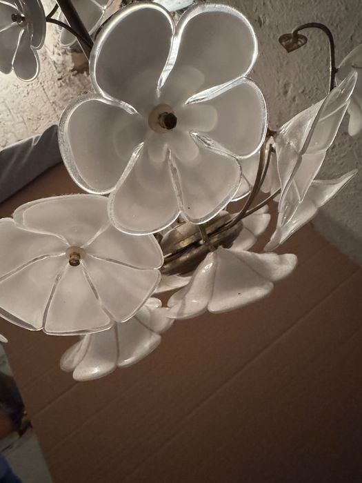 Полилей с цветя, висящ