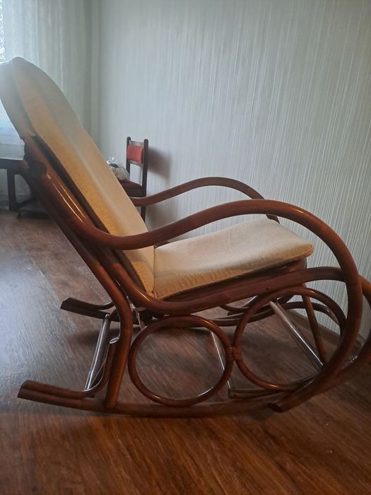 Продам кресло качалку из ротанга