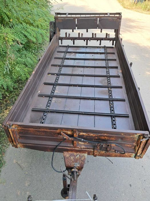 remorca pentru imprastiat gunoiul