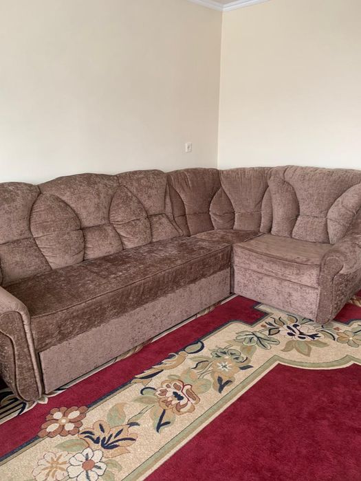 Угловой диван и два кресла..