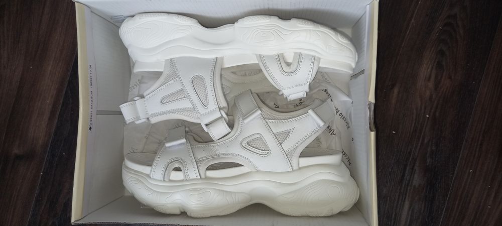 Сандалии на платформе 38р