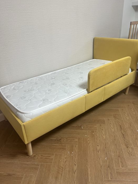 Десткая кровать с матрасом