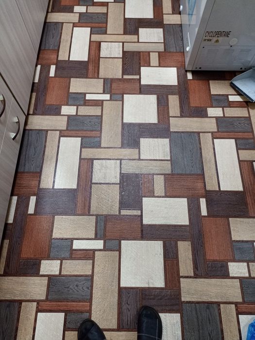 Продам забор проф лист 0.40 высота 2 метра а так же линолеум двери