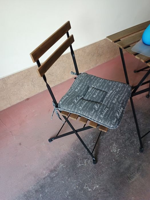 Продавам к-т СГЪВАЕМИ Маса и 2 бр столове.Напълно  запазени.