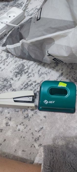 дырокол и степлер