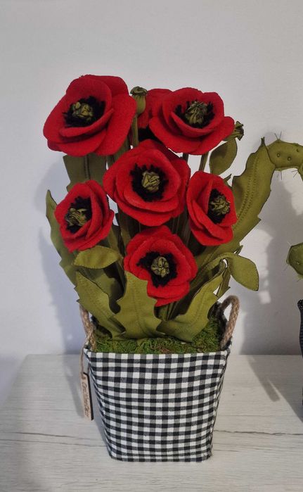 Цветя в кашпа, изработени от текстил
