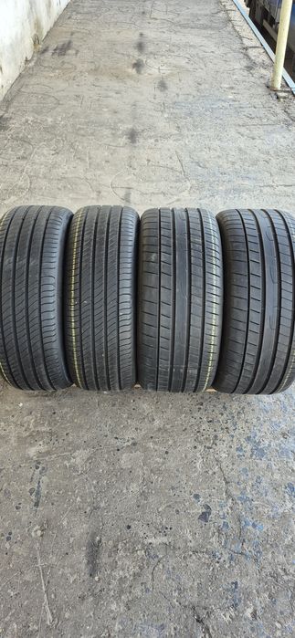 4 anvelope vara ca noi,fata Michelin 255/45/20,spate Dunlop 285/40/20.Pretul este pe bucata