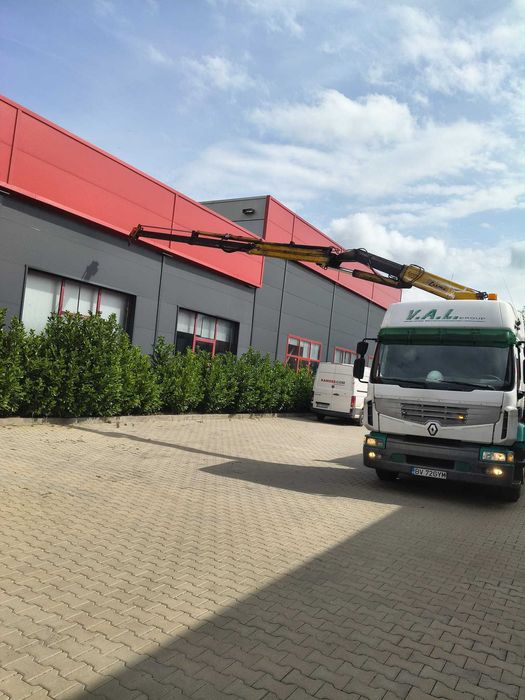 Camion cu macara