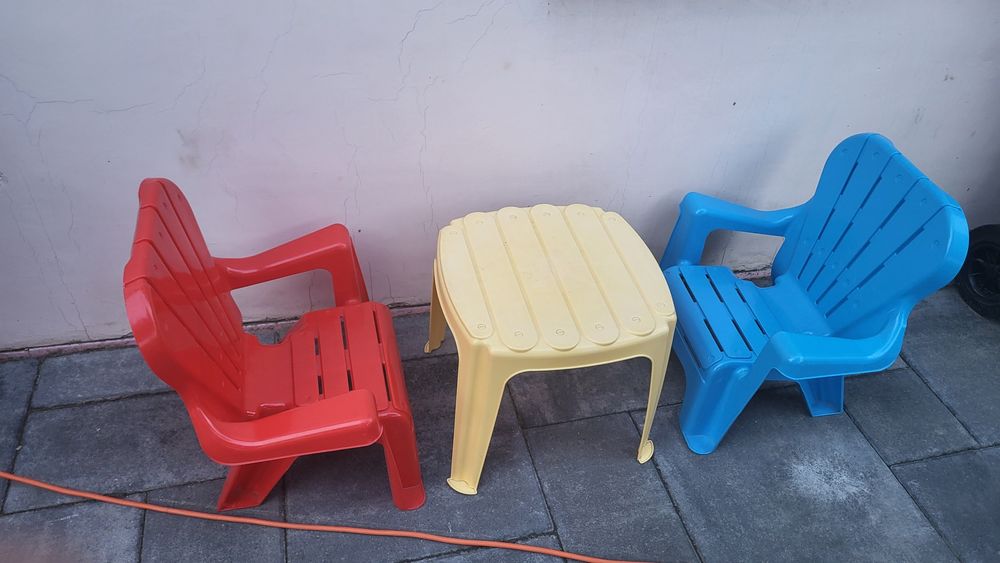 Vănd două scăunele cu masuță pentru copii
