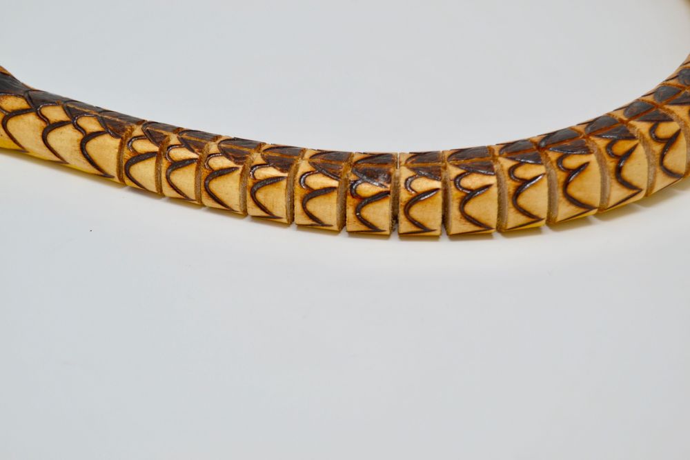 Дървена змия от масивна дървесина