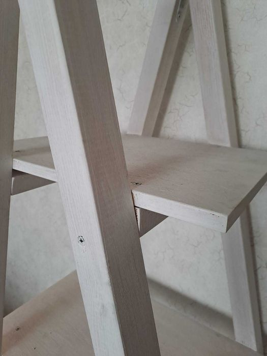 Деревянный стеллаж