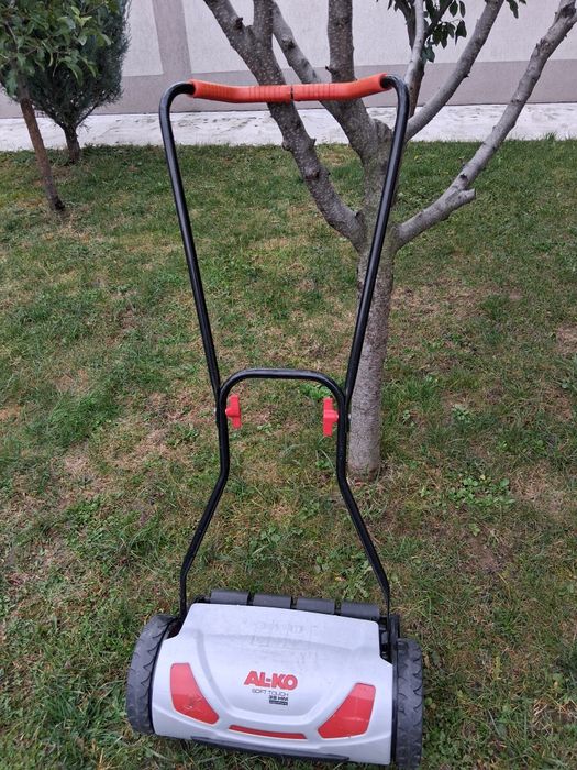 Vând 2 mașini de tuns iarba una pe benzină Viking și una manuală Alko.