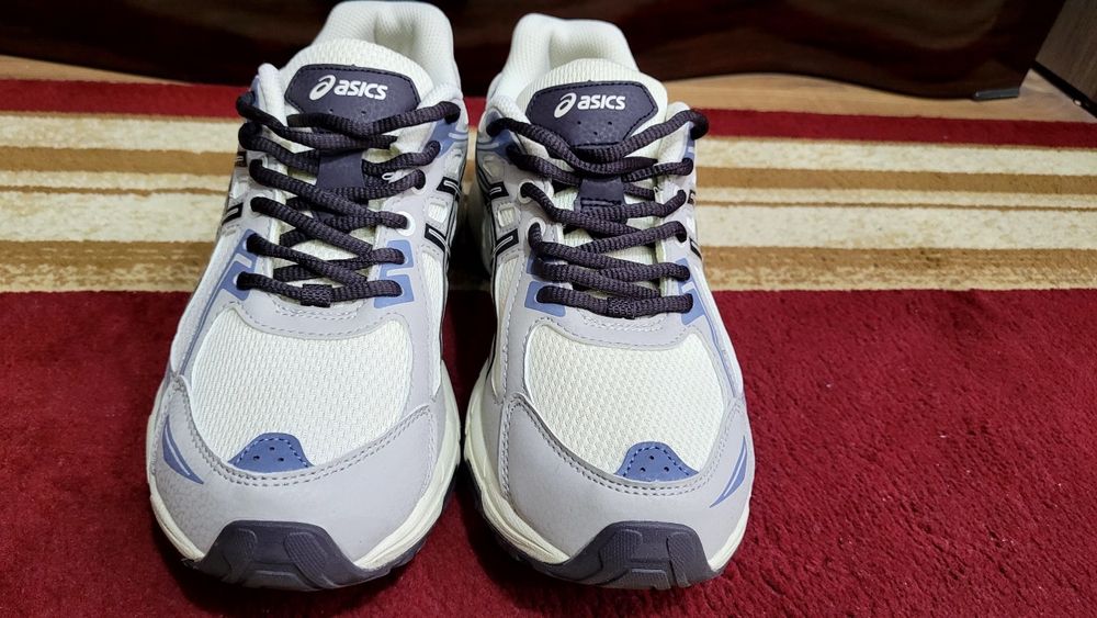Кроссовки Asics Gel-Venture 6 светло-серого цвета с белыми сетчатыми в