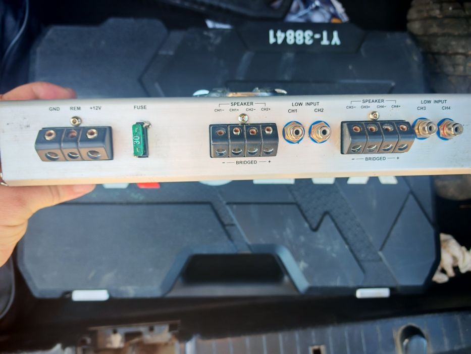 Vând amplificator auto DUB1004