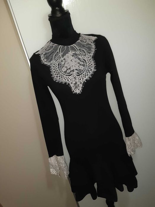 Rochie neagra cu jabou si mansete din dantela