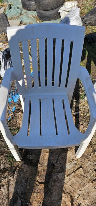 Продавам щанд маса и здрави пластмасови столове