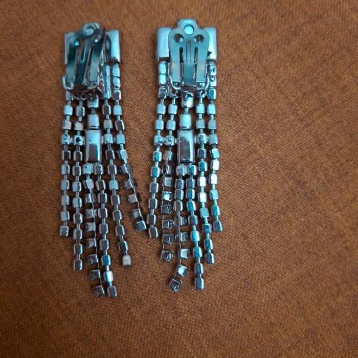 Винтидж бижута с бели кристали: колие, обеци с клипс и дълги обеци.