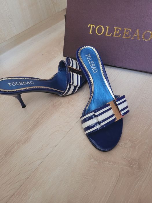 Продаётся обувь.